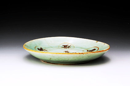 青釉“菩萨殿茶棚”盘.JPG